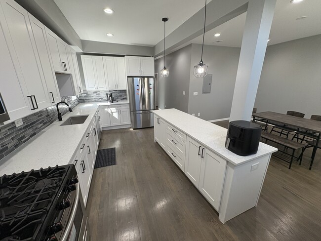 Building Photo - 1755 E 72nd St