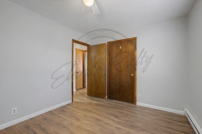 Building Photo - Two Bedroom Ranch Style Duplex in Hermitage!