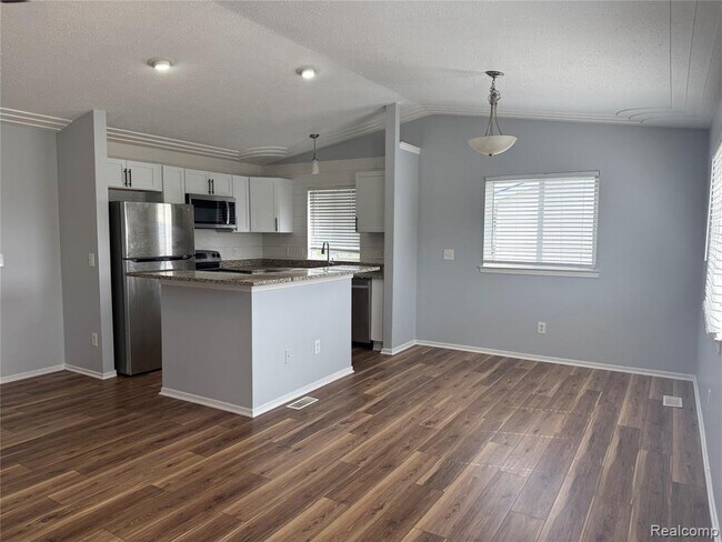 Building Photo - 1116 Lakeview Cir