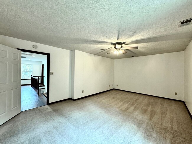 Building Photo - Ready NOW! A 4/2.5 in Glenwood! A Pet Frie...