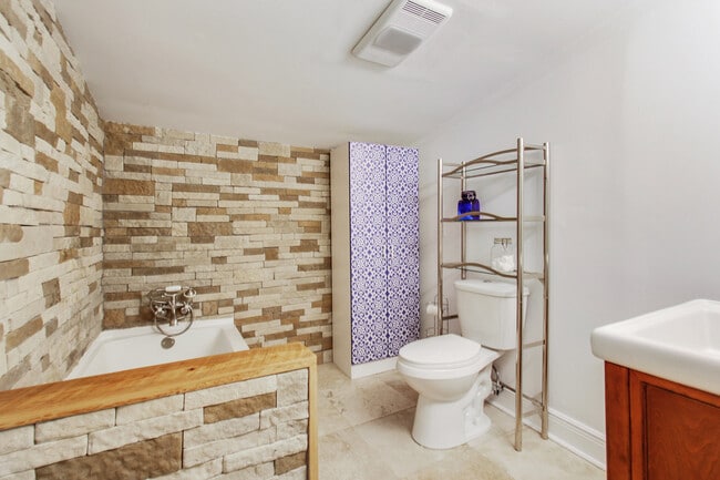 Building Photo - 10827 LA-28