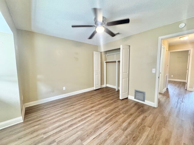 Building Photo - Apartment - Right off Cypress Gardens Blvd!