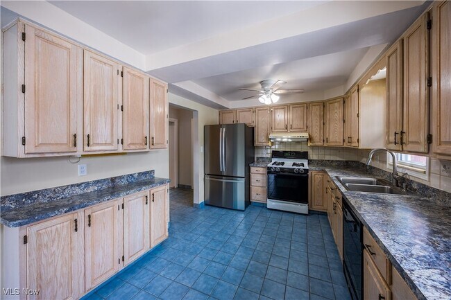 Building Photo - 23211 Fernwood Dr