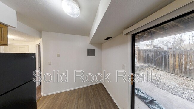 Building Photo - 445 W Van Buren St