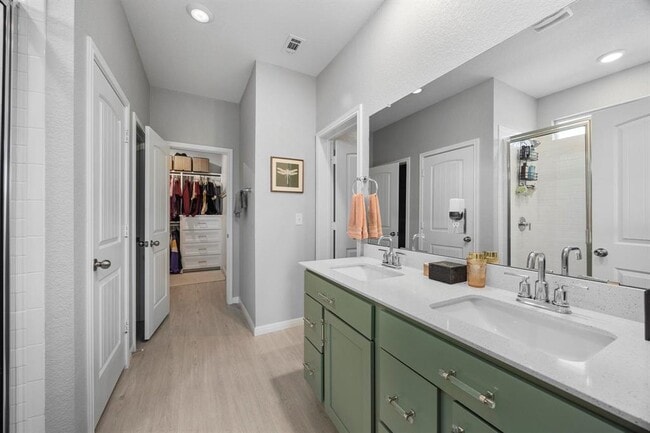 Building Photo - 301 Brody Ln