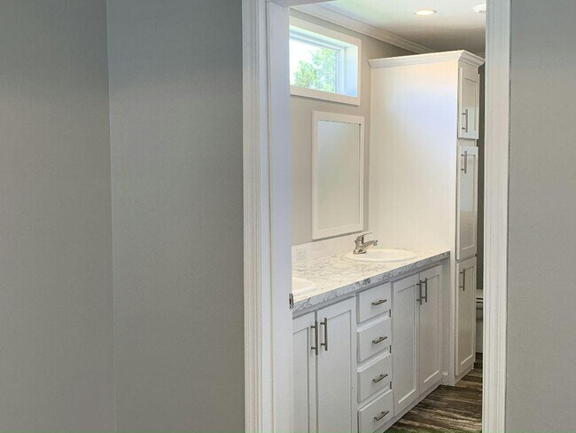 Building Photo - 419 Zeeland St