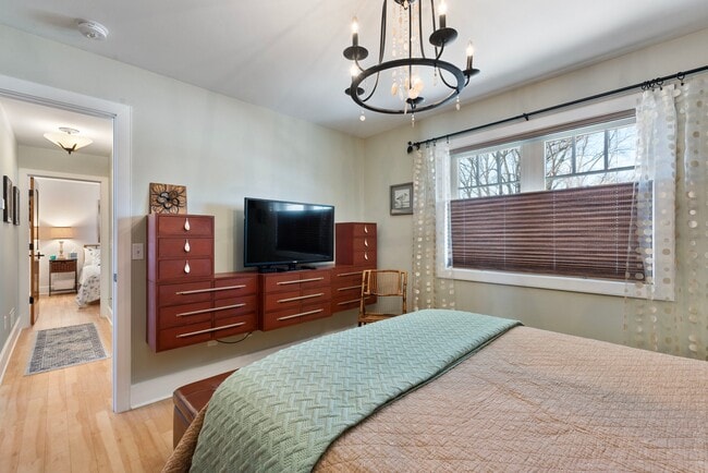 Building Photo - 21253 Lake George Blvd