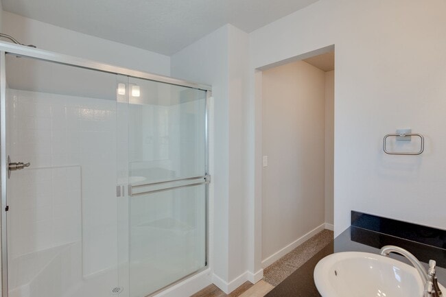 Building Photo - This  3 bedroom, 2.5 bathroom modern townhouse is ready for you!