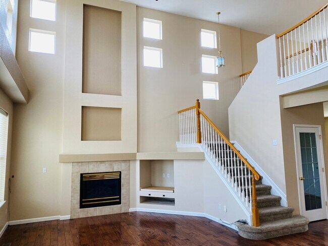 Building Photo - Immaculate home in Castle Pines North