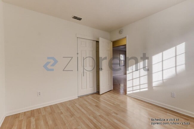 Building Photo - Unit