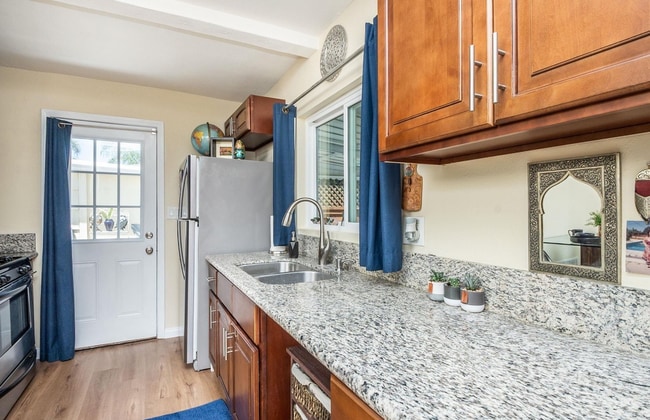 Building Photo - This 1bed/1bath bungalow comes with a BONU...