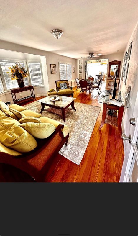 Building Photo - 136 S Oleander Ave