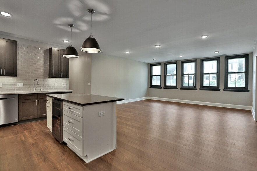 Building Photo - 107 Chestnut St E