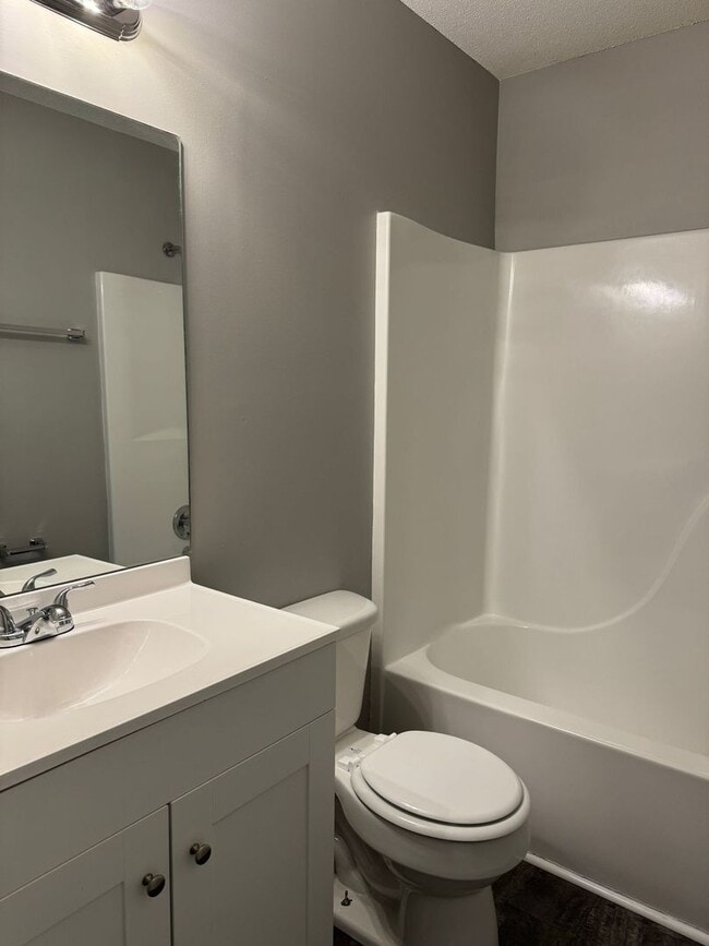 Building Photo - Minutes from Post, shopping, and local parks. 3 bed/2 bth, 1200 sq.ft, fenced backyard!