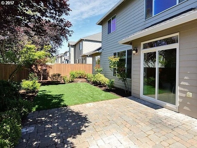 Building Photo - Beautiful 4 bedroom/2.5 bath Home in Newberg