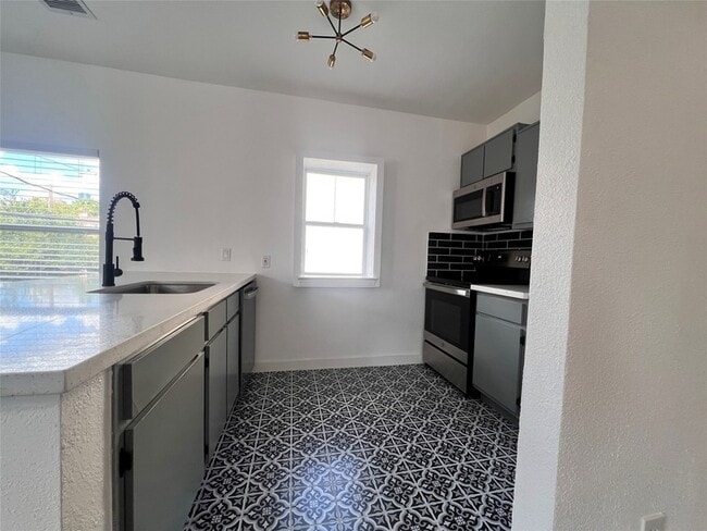 Building Photo - 415 Fairview St