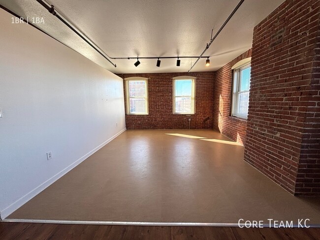 Building Photo - LARGE LOFT in River Market