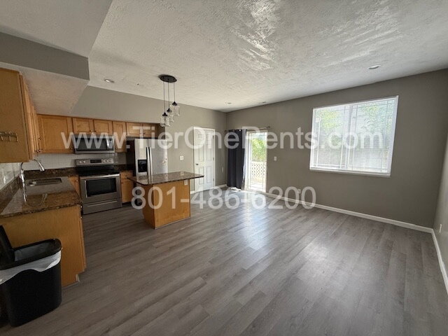 Building Photo - Move-in special: $500 off First months rent