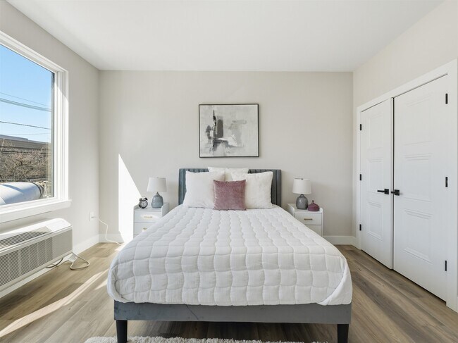 Building Photo - 304 61st St