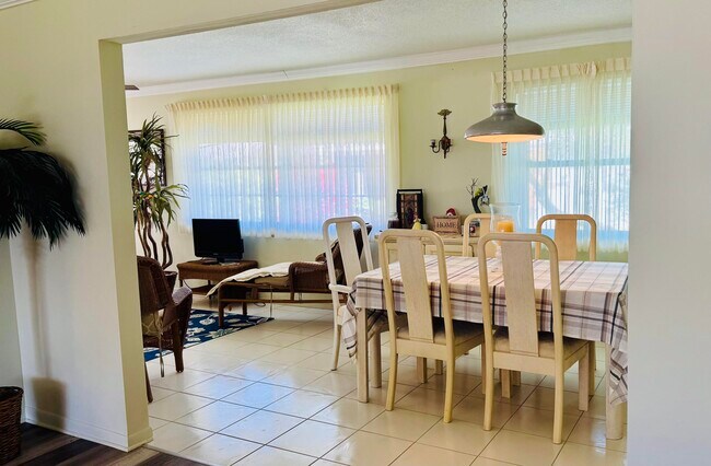 Building Photo - 520 SW 18th St