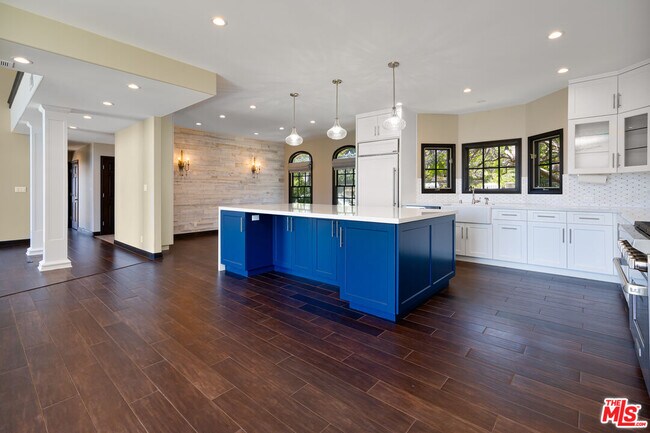 Building Photo - 1036 El Medio Ave