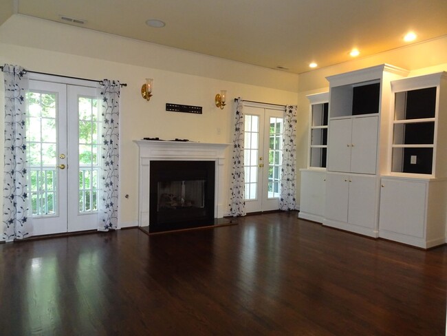 Building Photo - 4 Bedroom 3.5 bathroom Rental Home in Ford...