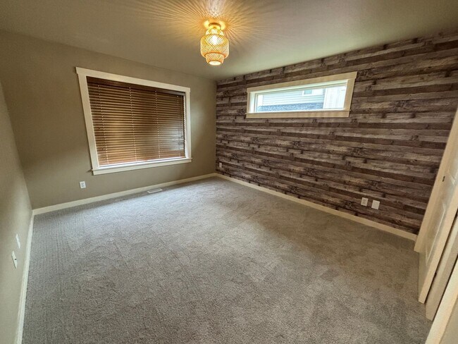 Building Photo - 1689 Aaron Dr