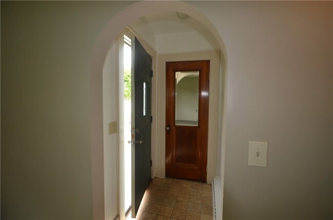 Building Photo - 872 Thomas Ave
