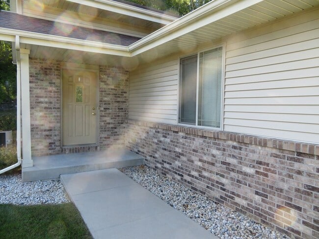 Building Photo - Raco 111/115 Nordic