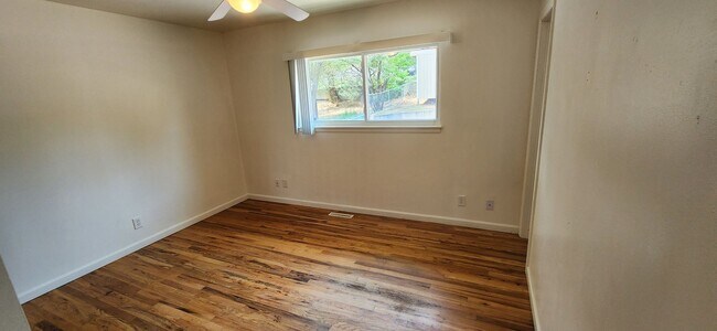 Building Photo - ALL PROSPECTIVE TENANTS MUST SUBMIT A ON LINE APPLICATION AND BE PRE-QUALIFIED PRIOR TO ANY SHOWI...