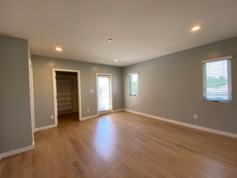 Building Photo - 627 N Mariposa Ave