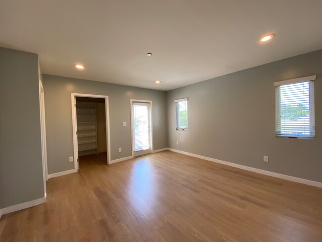 Building Photo - 627 N Mariposa Ave