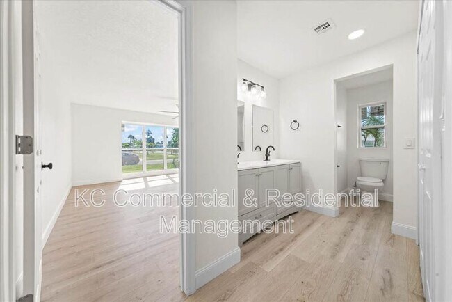 Building Photo - 484 Greenway Ave