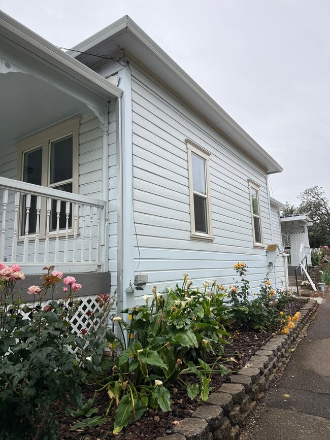 Building Photo - 3-bedroom, 1-bath home in Redding blends historic charm with modern finishes!
