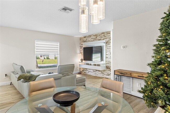 Building Photo - 1305 Fountainhead Dr