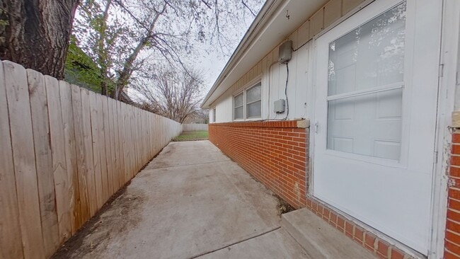 Building Photo - 2215 S Millwood Ave