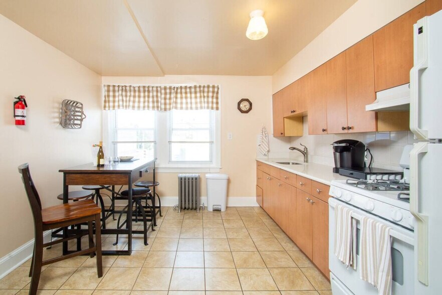 Building Photo - 658 Lancaster Ave