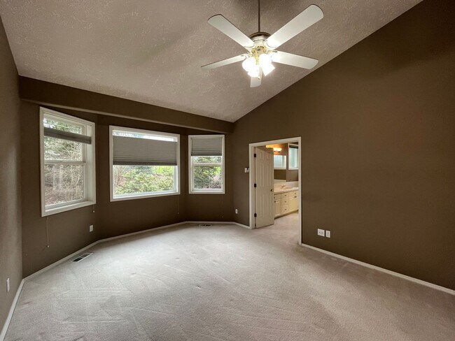 Building Photo - Clackamas Ranch 3 bedroom 2 bathroom - W/D...