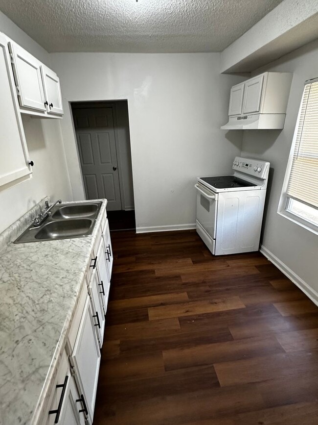 Building Photo - 3 bedroom 1 bath