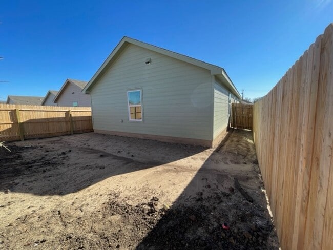 Building Photo - Ready for Move In- Modern & Roomy- 4 Bedro...