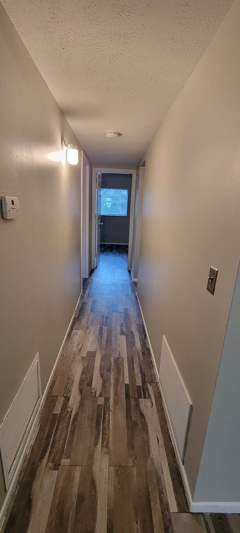 Building Photo - 2 BEDROOM 1 BATH DUPLEX CLOSE TO USF AND BUSCH GARDENS