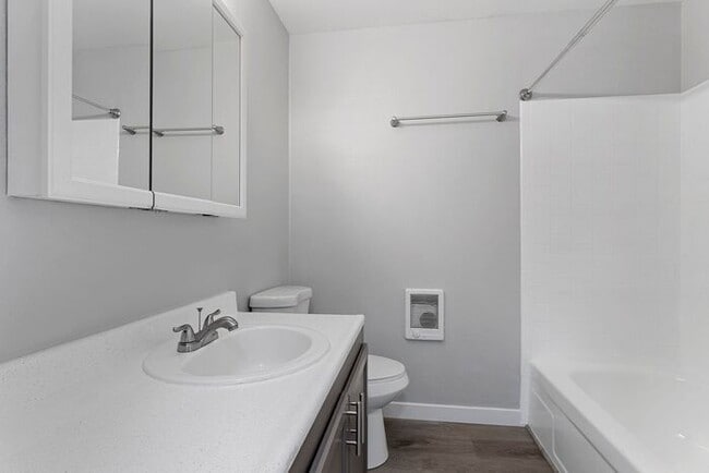 Building Photo - Affordable Comfort! Spacious 2-Bedroom Apa...