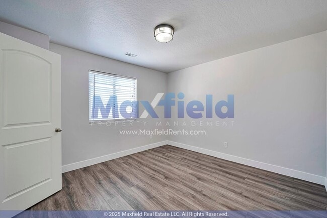 Building Photo - Golf Course Townhouse 3 BD 2.5 BA 2 GA w/ ...