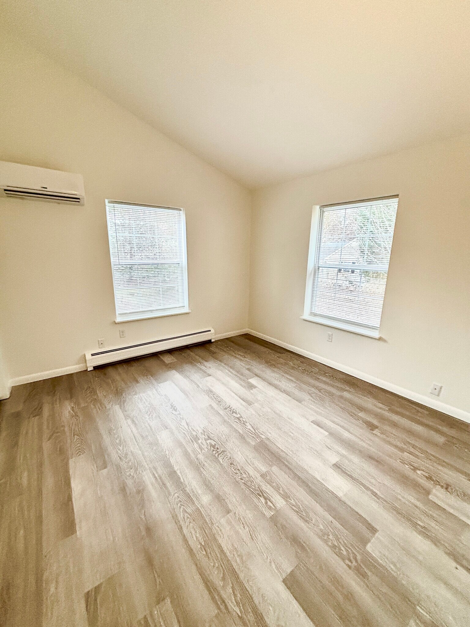 Building Photo - 402 Warren Rd