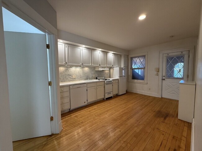 Building Photo - 1 Bed 1 Bath Historic Preserved Douglas Apartments in Desirable Lowry Hill