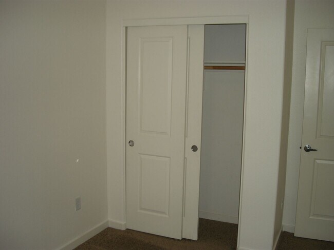 Building Photo - Three Bedroom, Two and a Half Bath Townhome Near UNR