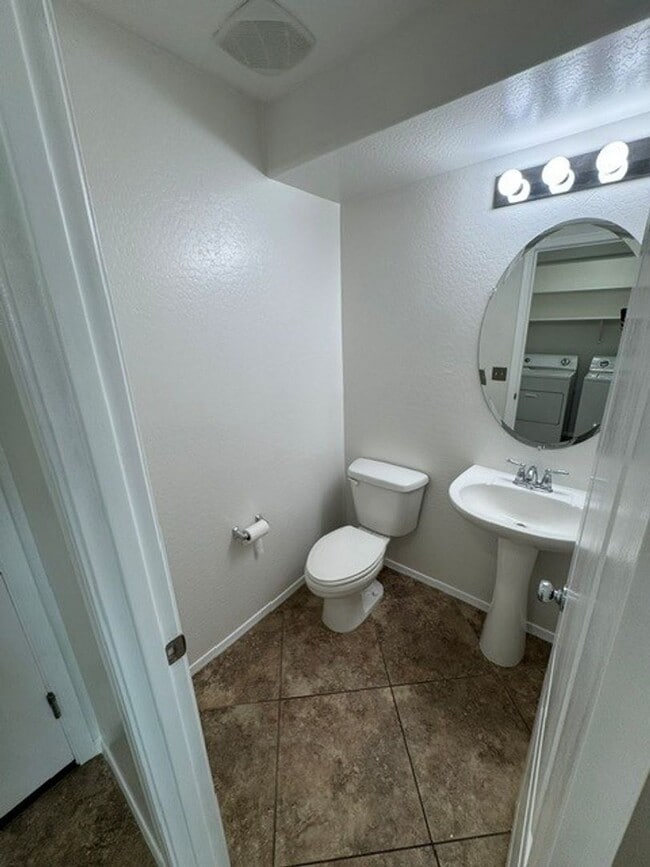 Building Photo - **STUNNING 3 BEDROOM/2.5 BATHROOM HOUSE IN LOCATED IN LYONS GATE (RAY & HIGLEY)**