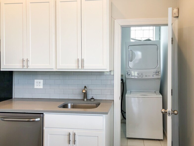 Building Photo - 3856 N Southport Ave