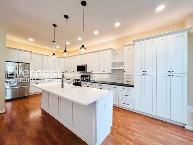 Building Photo - 4 Bed, 3.5 Bath Home with Garage / Pet-Friendly / Available Soon!