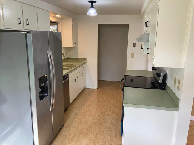 Building Photo - 3 Bedroom House in SW Eugene